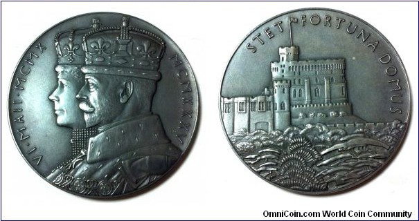 1935 Great Britain George V Jubilee Medal for 25th Anniversary of The Reign by Percy Metcaife.. Silver 58MM.
Obv: Conjoined busts, left. Rev: Windsor Case. Wollaston 41 
